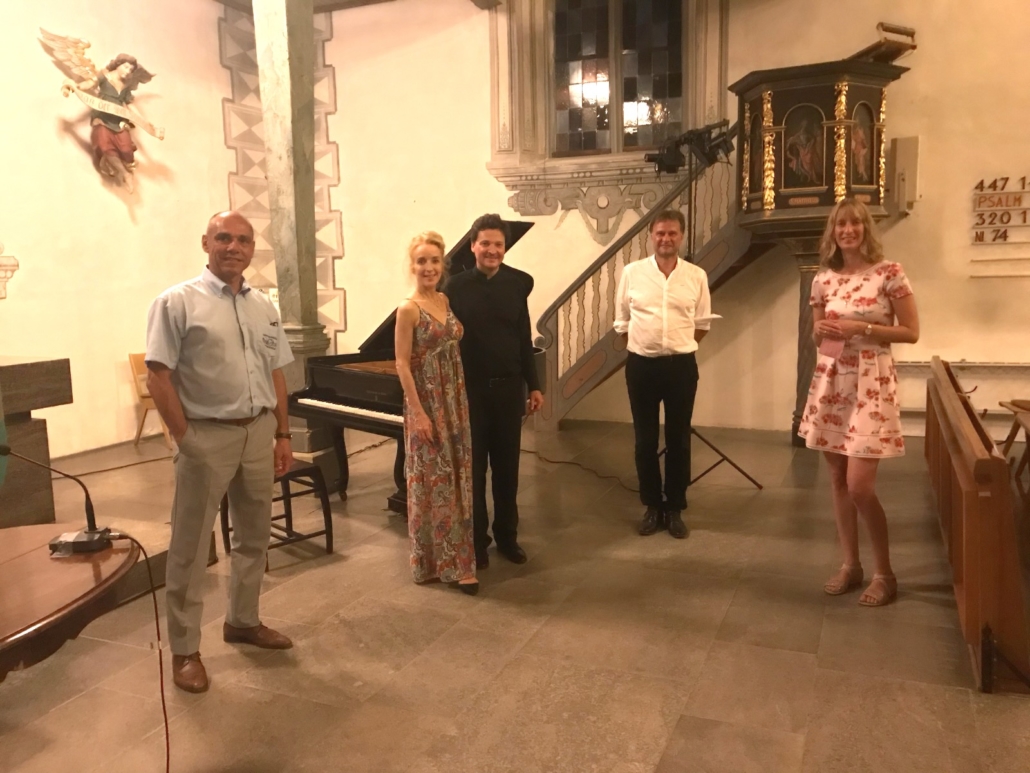 Isabell Huber bei einem Lesekonzert in Langenbrettach